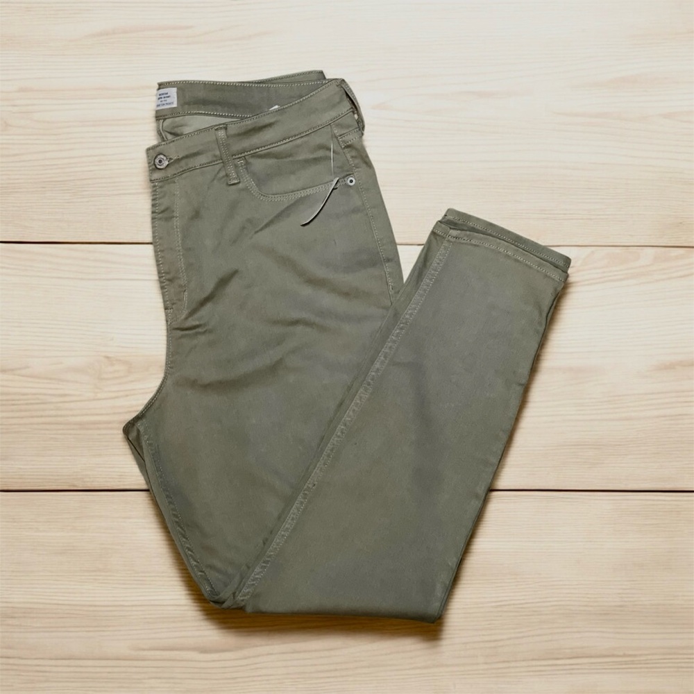 Old Navy Women Khaki Pants – Classic Fit – Casual / Workwear size 16